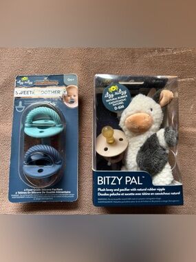 New Itzy Ritzy Bitzy Pal Plush Pacifier pal holder 0-6 months White, Gray & Tan